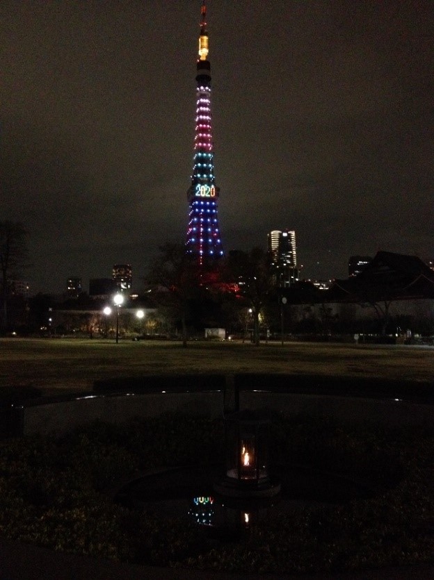 TRUONGTIEN.JP - Màn che kim cương bốn màu và thông điệp đặc biệt “2020” kỷ niệm Tokyo được trao quyền đăng cai Thế vận hội Olympic 2020, nhìn từ Công viên Shiba (23 tháng 12 năm 2013).