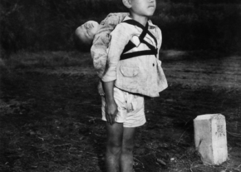 Nhân ngày 9/8, cùng xem lại bức ảnh “Mộ đom đóm” ngoài đời thực: một cậu bé cõng người em đã qua đời –  biểu tượng gây ám ảnh về nỗi buồn chiến tranh.