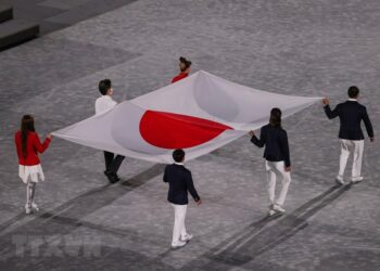 Sáu nhân vật nổi bật của Nhật Bản, gồm cả người mẫu, bác sỹ, vận động viên trẻ, vận động viên đạt thành tích cao, cùng mang quốc kỳ Nhật Bản vào sân vận động Olympic ở Tokyo trong lễ bế mạc Olympic Tokyo 2020 ngày 8/8/2021. (Ảnh: AFP/TTXVN0