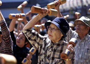 Nhật Bản vẫn trên đà dân số già hoá