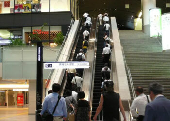 Văn hóa đi thang cuốn: Một nét đẹp rất lạ của Nhật Bản