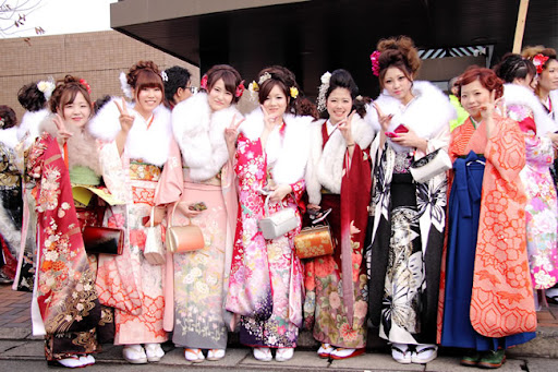 TRUONGTIEN.JP - Con gái Nhật mặc Kimono Furisode trong Lễ thành nhân.