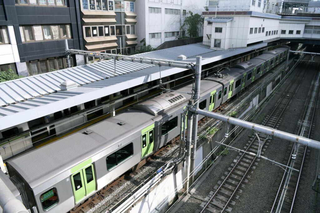 Một chuyến tàu tạm dừng của tuyến đường vòng Yamanote tại Ga
