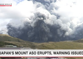 Núi lửa Aso phun trào