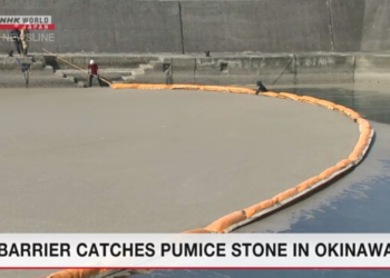 Cảng Okinawa dựng rào chắn chống đá bọt