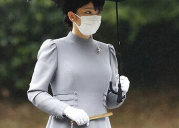 Công chúa Mako thăm mộ hoàng gia trước hôn lễ