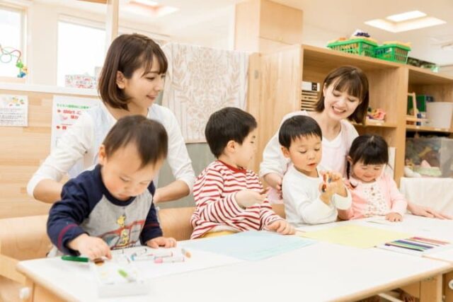 Một số nơi trường mẫu giáo cũng đồng thời là nhà trẻ luôn, gọi là 認定こども園 (Nintei Kodomoen).