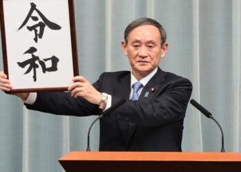 Thủ tướng Suga Yoshihide đã kết thúc nhiệm kì “bận rộn chống COVID-19” của mình