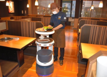 Các nhà hàng đang ngày càng chuyển sang sử dụng robot trong bối cảnh đại dịch