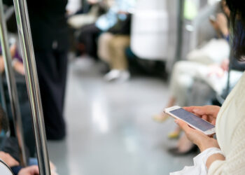 4 thói quen dùng điện thoại đáng ngạc nhiên của người Nhật