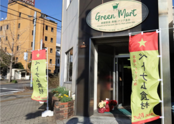 Sinh viên Việt mở cửa hàng đồ châu Á tại Shunan