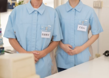 Đeo thẻ tên người nước ngoài, nhân viên người Nhật nhận thấy sự thay đổi trong thái độ của khách hàng