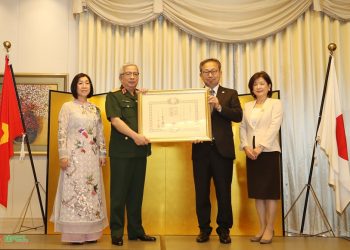 Thượng tướng Nguyễn Chí Vinh nhận Huân chương Mặt trời mọc của Nhật Bản