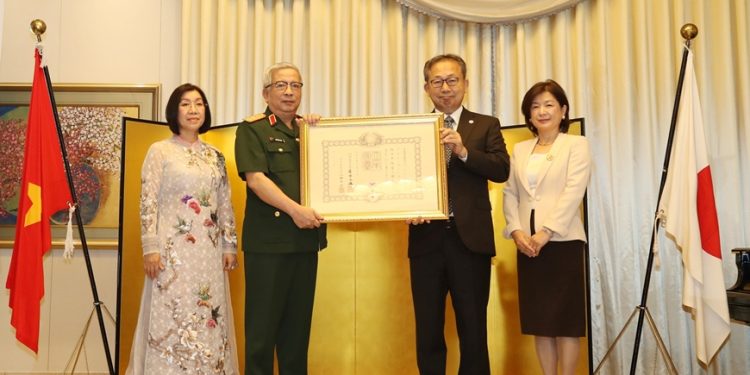 Thượng tướng Nguyễn Chí Vinh nhận Huân chương Mặt trời mọc của Nhật Bản